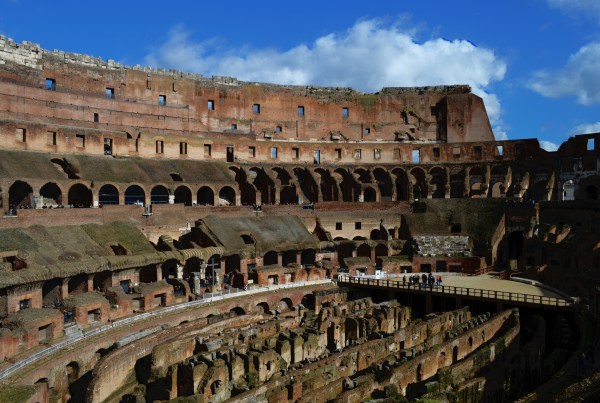 El Coliseo desde adentro. Recordemos que fue fundado en el 67 D.C. y se banco un rayo en el 200 que lo prendió fuego. Miren lo enterito que está