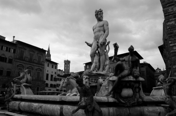 Esculturas de hombres en bolas everywhere