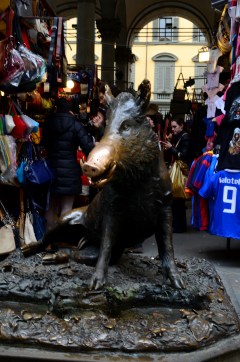 Este cerdito es de “la suerte”. Hay que ponerle una moneda en la nariz y pedir un deseo jaja