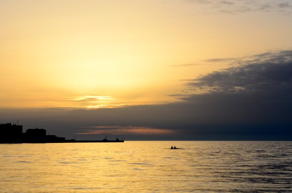 Un barquito en el atardecer de Trieste