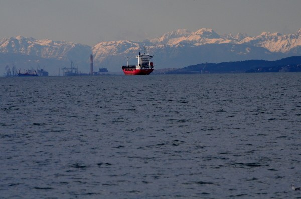 De fondo las montañas nevadas