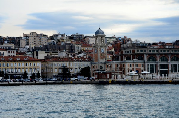 Plaza Central de Trieste sacada desde el muelle