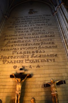 Adentro de la Catedral de la Asunción de la Virgen María (que es la Catedral de Zagreb). Dentro de la iglesia se pueden ver todos los estilos por los que pasó a lo largo de su construcción.