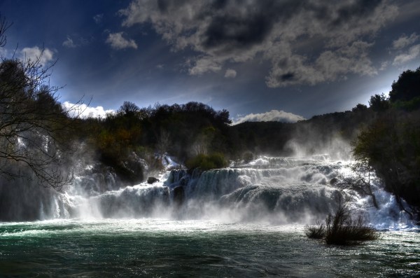 Cascadas en Krka – Yo conté más de 30 caídas de agua en está vista, estando en el lugar. Es sorprendente.