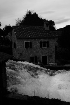 El río desbordado. Las casas son testigo