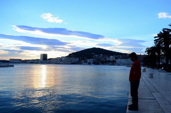 La foto de Seba “buscando el sur” a orillas de, ahora, el Mar Adriático.