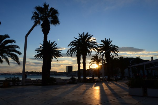La "nueva" peatonal junto al mar. Pista de aterrizaje para los locales.