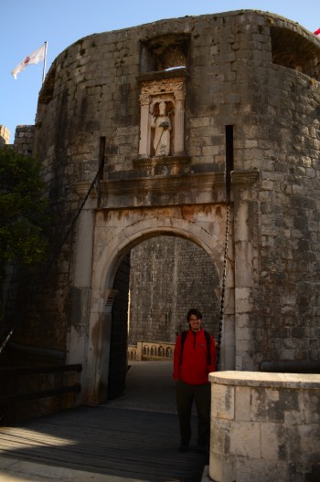 Seba en la entrada de la ciuda