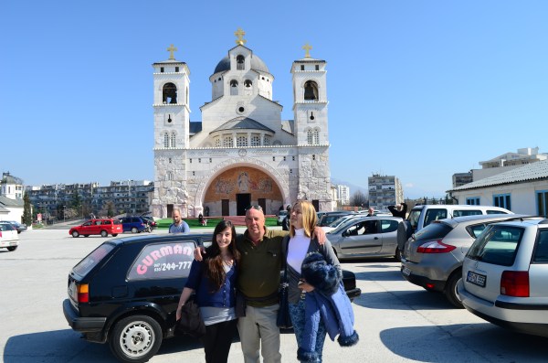 Flor, Chris y Blazenka en la Catedral ortodoxa de Podgorica