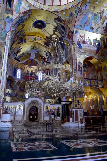 La ostentosisima catedral ortodoxa de Podogrica por dentro. “Iglesia lujosa, pueblo sin educación” dijo Chris cuando entramos.