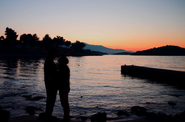 Nosotros disfrutando de la playa y el atardecer en Ksamil, Albania