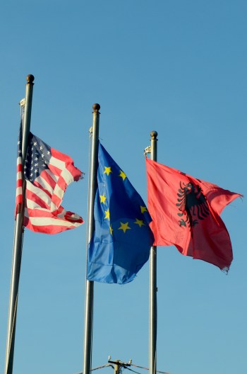  Tipica visual de las plazas albanesas, y también, en los patios de las casas de la gente.