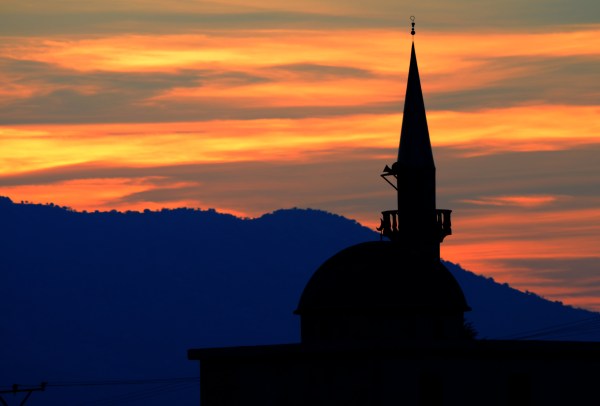 Mezquita en Ksamil. La primera vez que escuchamos el llamado a las 6 de la tarde se nos puso la piel de gallina Es realmente impactante. Encuentro de culturas…