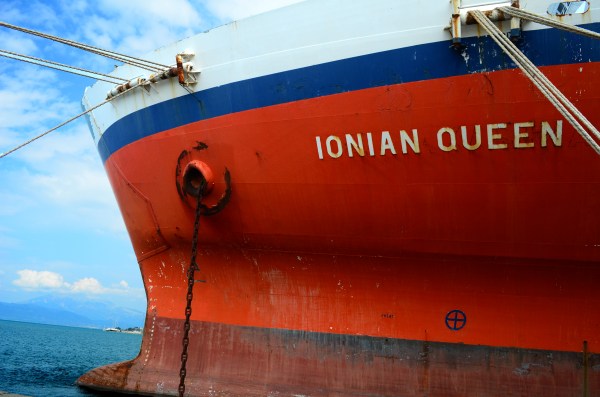Barco en el puerto de Patras