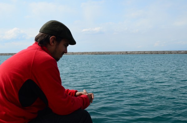 Seba pensativo, mirando los peces