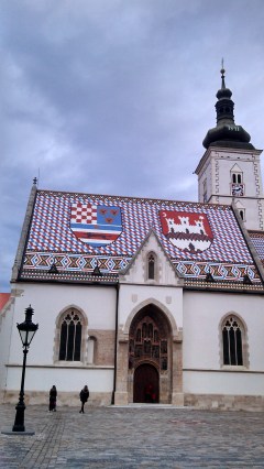 Iglesia de San Marcos con techo colorido.  Re bonita, del siglo XIII.