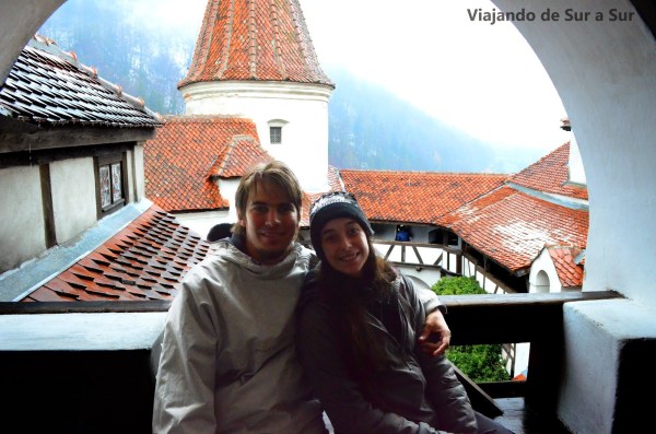 El Castillo de Bran, el de Dracula. La nieve y la niebla cooperan para que la visita sea con el misterio que se merece