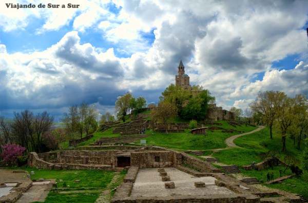 Ruinas de la fortaleza y en lo alto de la colina, la iglesia católica