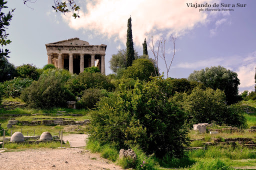 El antiguo Templo de Hefesto (Dios de la Metalurgia) y Atenea Ergané (Diosa de la cerámica) del siglo VII.