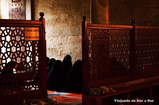 Mujeres rezando en el “Women´s section”, dentro de la Mezquita Suleymaniye – No es una convención de ninjas, no