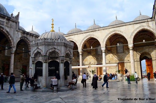 El patio de la “Nueva Mezquita” donde se pueden ver a los hombres lavándose los pies. La sacamos de lejos, pero se puede apreciar.