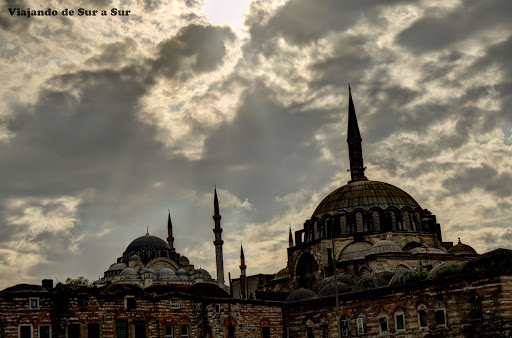 Mezquitas cada 100 metros – típica vista de la ciudad, si miras para arriba, claro