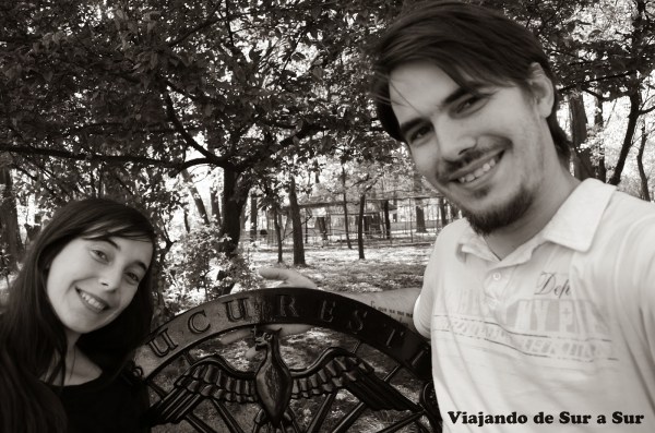 En las plazas/parques de Bucarest – El banco atestigua nuestra ubicación