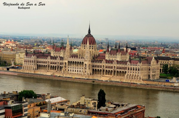 Cero!!! Y si, es realmente bonito. El Danubio le besa los pies a este Parlamento de estilo gótico, como Batman (?)