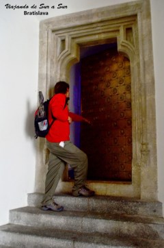 Un poco de esto trataba este post. De las puertas abiertas. Acá entrando en el tesoro del Castillo de Bratislava…