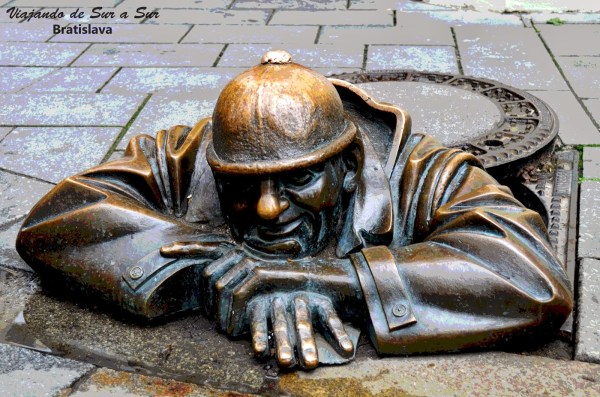 Típica y famosisima boca-calle de Bratislava. Tienen estatuas adornando sus veredas por toda la ciudad