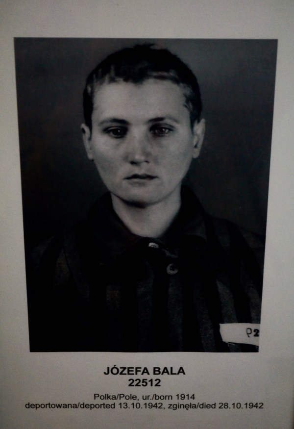 Date 5 segundos para mirarla a los ojos. Cuando vimos esta foto nos dio la sensación de que sabía su futuro... sobrevivió solo 15 días dentro de Auschwitz