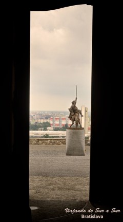 Foto sacada desde adentro del Castillo de Bratislava. La espada en alto no es de San Martín