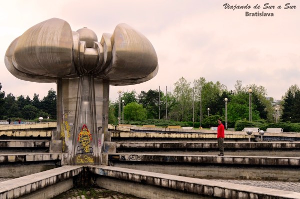 Gottwaldovo Namestie, histórica plaza de la Eslovaquia comunista – Seba chiquito al lado del monumento