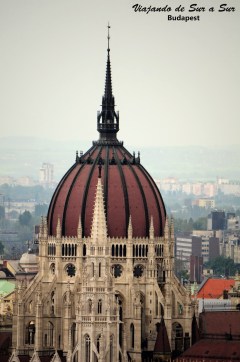 La cúpula del Parlamento, miren los detalles la rompe. La foto del edificio completo en 3,2,1…