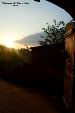 Saliendo de la Fortaleza Hohensalzburg, el atardecer nos invita a caminar un rato más
