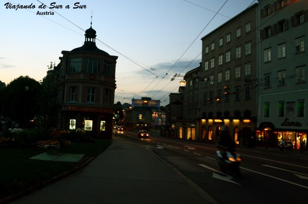 Una calle cualquiera de Salzburgo, para que se pueda apreciar lo cotidiano, lo normal