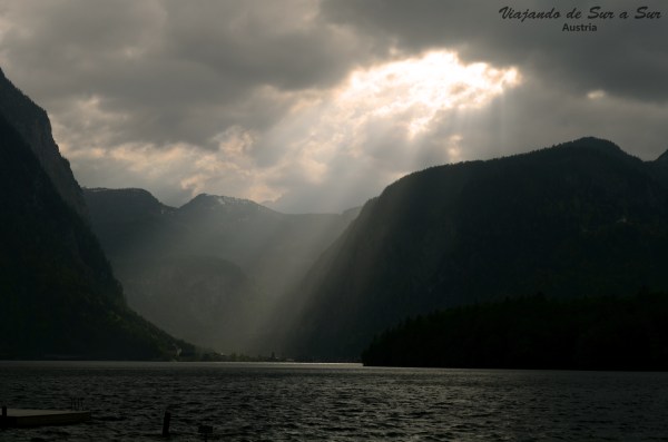 Como si el cielo supiese de la belleza de Hallstat, lo ilumina particularmente. Nosotros en la costa de Obertraun nos preparábamos para pasar la noche con esta vista.
