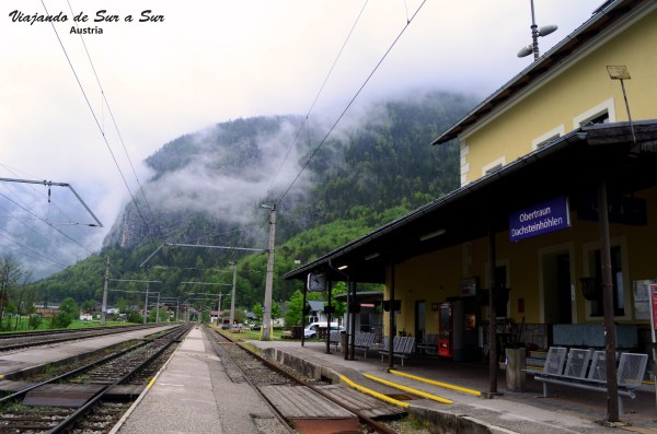 La estación de trenes de Obertraun. Las nubes tapan las cimas de las montañas en la mañana