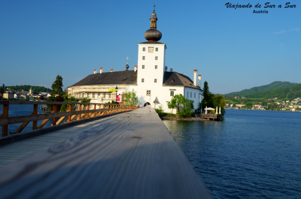 El Ort en medio del agua - El puente de madera une la islita con la ciudad