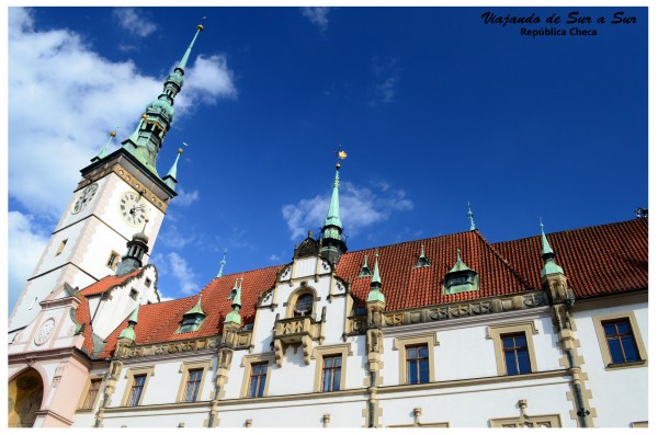 Ex Centro Civico y actual edificio en pie en la plaza central de Olomouc