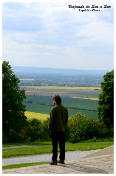 En las espaldas de Seba, la iglesia antigua; en el horizonte, Olomouc