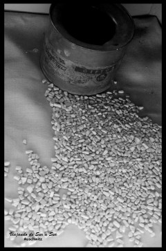 Zyklon B desparramado y la lata.