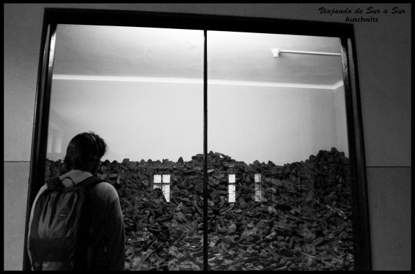 Uno de los tantos ventanales con zapatos de los judíos asesinados. El reflejo de la ventana es inevitable. Esta vez, Seba contemplando no está en un borde... o sí