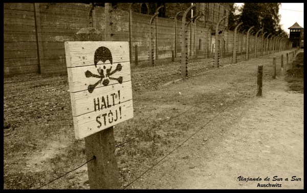 Los cercos, los muros, los alambres, las torres de vigilancia... los carteles