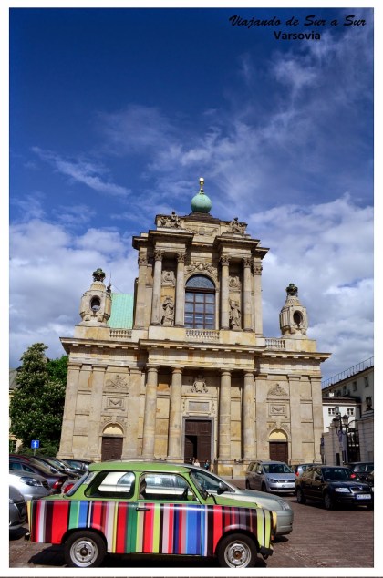 Iglesia reconstruida en Varsovia. El autito le da un toque genial a la escena