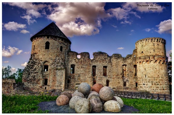 Castillo de Cesis. Las piedras circulares que se ven abajo, son municiones reales de catapulta de la época.