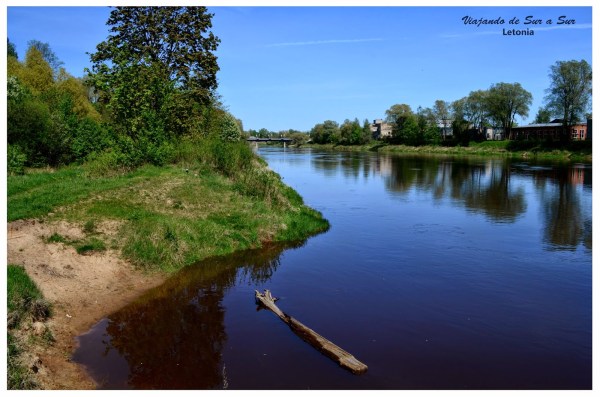 Paseando por Valmiera. Ciudad universitaria. Si, así de poblada