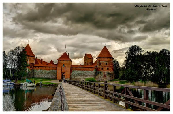El genial castillo de Trakai. Las nubes asoman curiosas