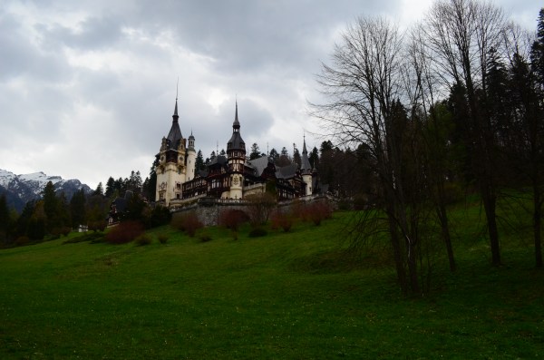 Coqueto Castillo de Peles, rodeado de bosques y montañas nevadas