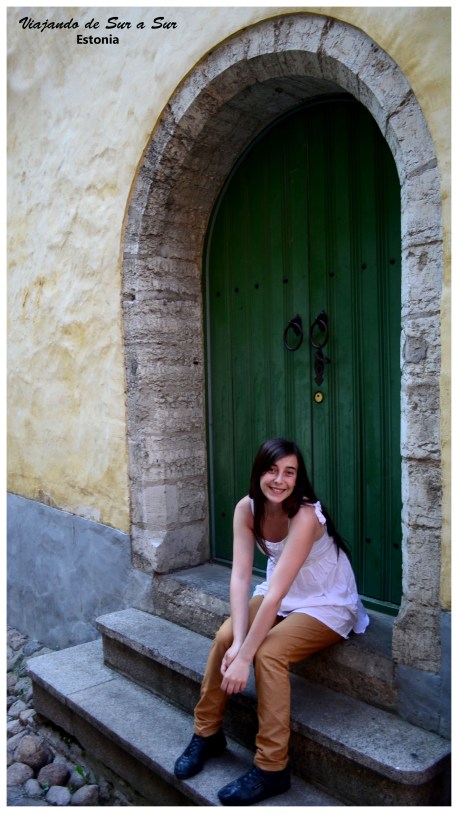 Flor en el umbral de una puerta antigua